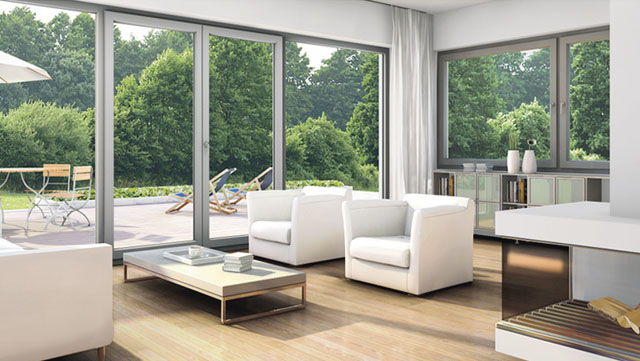 Moderne bodentiefe Fenster in Wohnzimmer